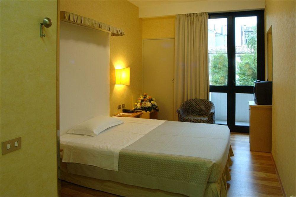 Hotel Bisanzio Ravenna Bagian luar foto
